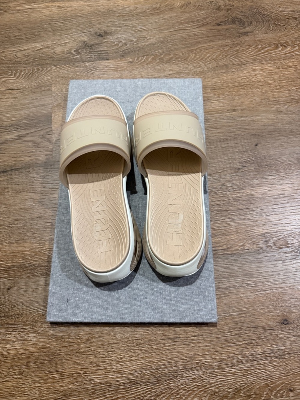 Hunter Geneva Women's Slip-On Casual Slide Sandal in Medium Natural - Picture 8 of 12